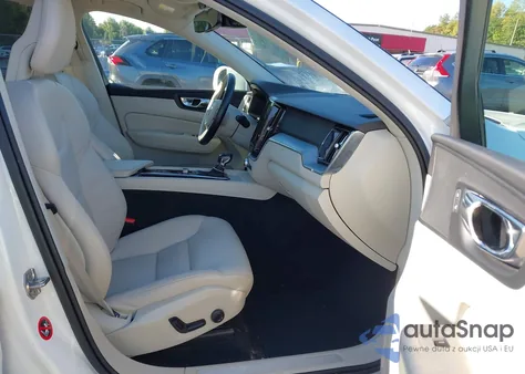 2018 Volvo Xc60 T6 Momentum z USA, uszkodzony, nr VIN YV4A22RK9J1096170